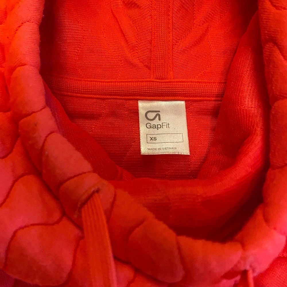 GAP fit Vibrant Jacquard Neon Coral Quilted Hoodie - Picture 2 of 12
